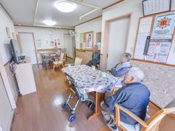 共有スペースで過ごす人々
