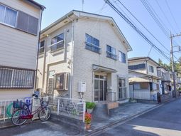 明るい外観の建物
