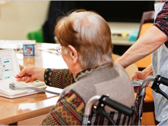 高齢者のタブレット操作