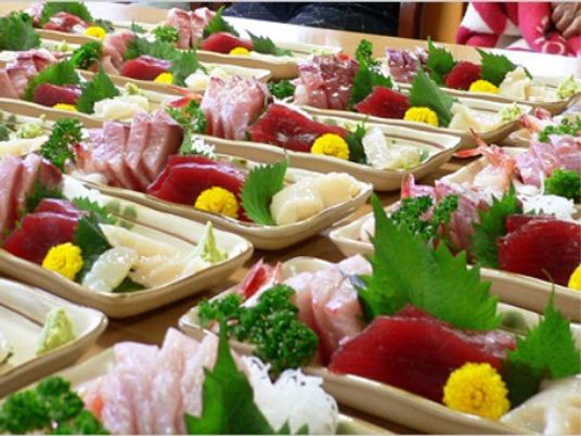 彩り豊かな料理の並ぶシーン