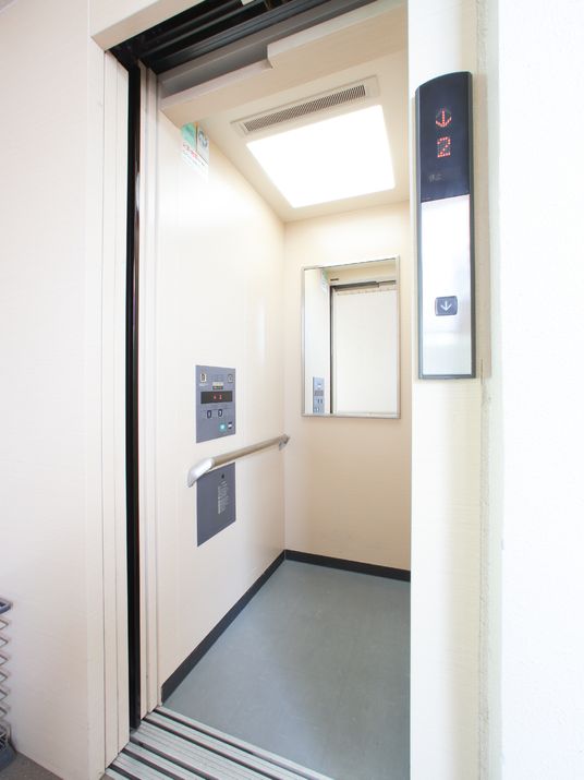 清潔なエレベーター室内