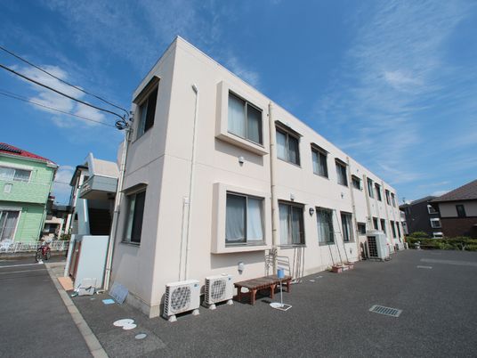 晴天のもと外観全景