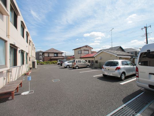 晴天下の施設駐車場