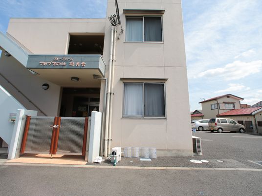 明るい日差しのエントランス