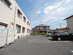 広々とした駐車場の様子