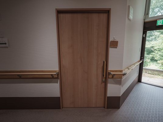 安全な手すりの廊下