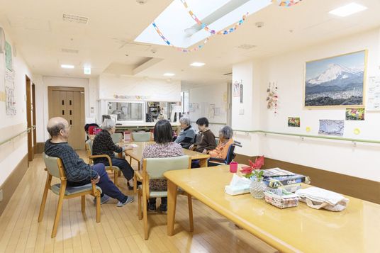 くつろぐ人々のいる部屋