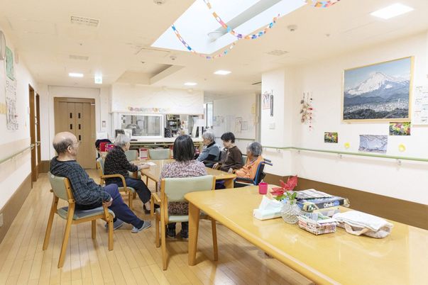 くつろぐ人々のいる部屋