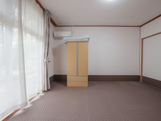 窓際の明るい居室