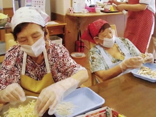 楽しみながら調理する人々