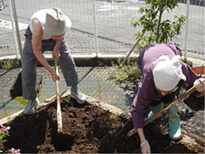 庭仕事をする人々