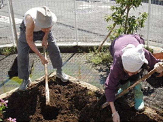 庭仕事をする人々