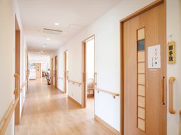 明るい廊下と部屋の扉