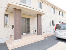 明るい建物のエントランス