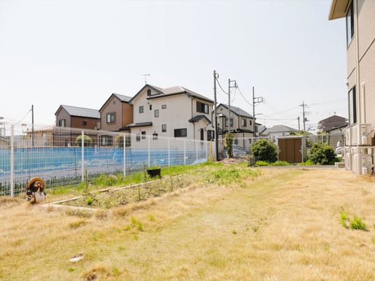 明るい外観の建物