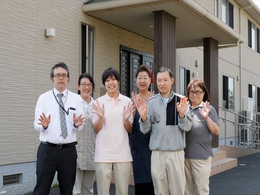 スタッフが笑顔で挨拶