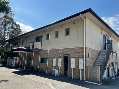 日差しが降り注ぐ建物外観