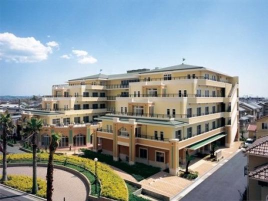 開放的な空間の建物外観
