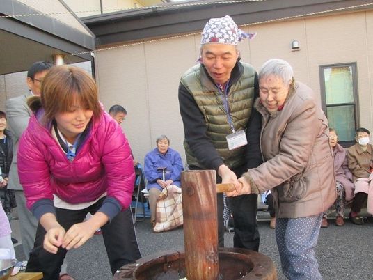 中庭での餅つきイベント