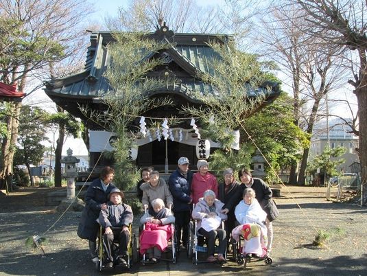 神社前での集合写真