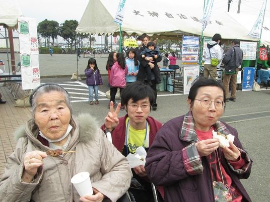 イベントを楽しむ人々