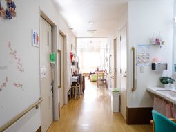 明るい廊下と掲示物