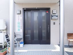 玄関ドアと看板