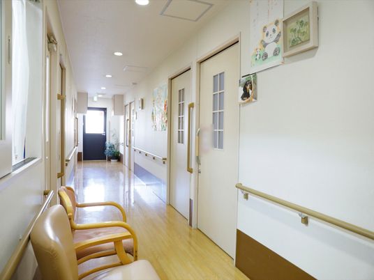 廊下にある椅子と装飾