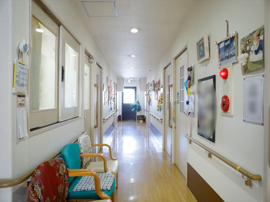 明るく清潔な廊下
