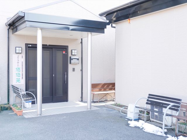 エントランスの明るい様子 玄関 清潔感があり落ち着いた雰囲気のエントランスです。待合用のベンチも設置されており、訪れる方を温かく迎え入れます。