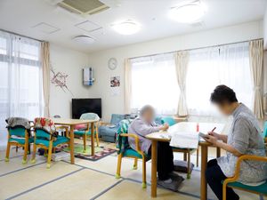 明るい居室の一角