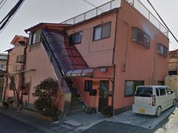 ピンクの建物の外観