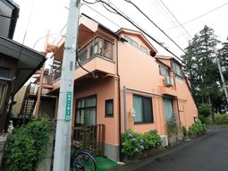 ピンクの建物外観