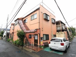 ピンクの外壁の建物