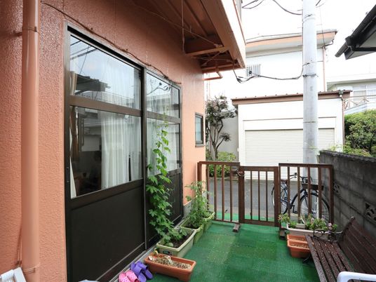 屋外の休憩スペース