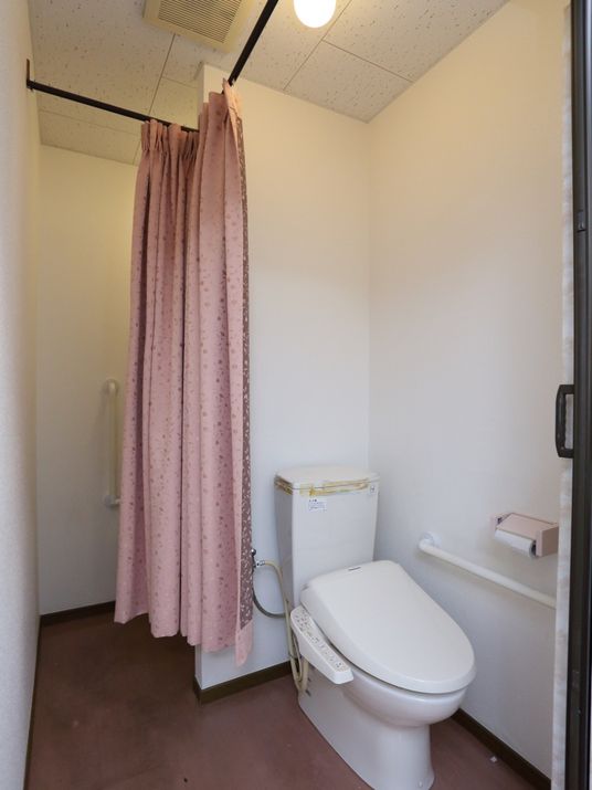 手すり付きトイレの一角