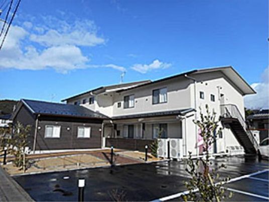 広々とした建物外観