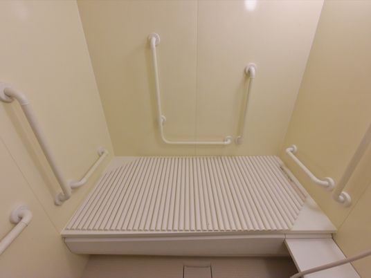 手摺付きのシャワー台