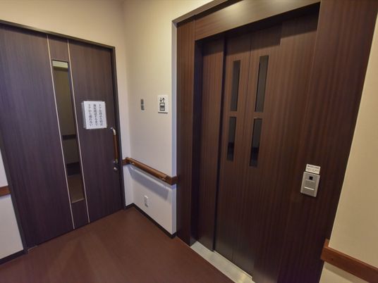 エレベーターと廊下の一角
