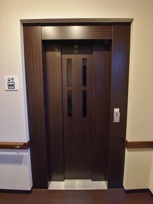 シンプルなエレベーター前
