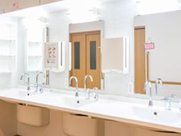 清潔な洗面台と鏡