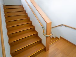 安全手すり付き階段