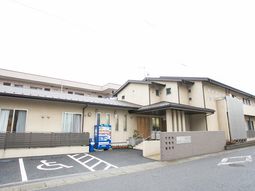 落ち着いた色合いの外観