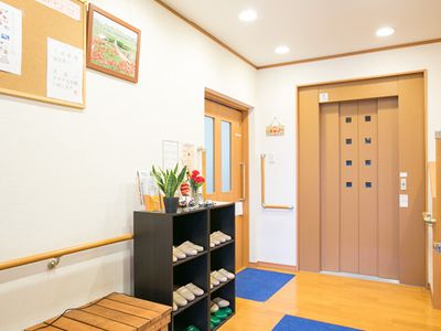 エントランスの明るい風景
