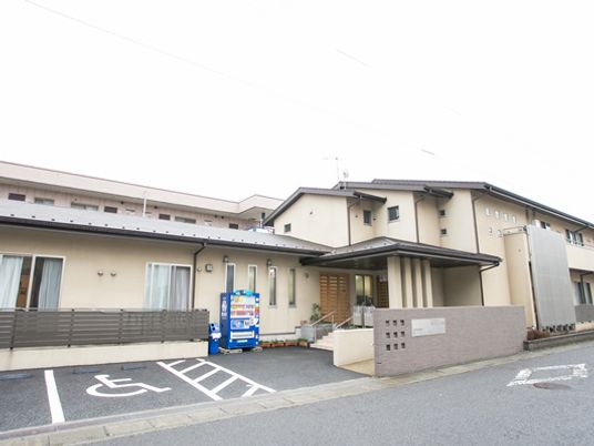 落ち着いた色合いの建物エントランス