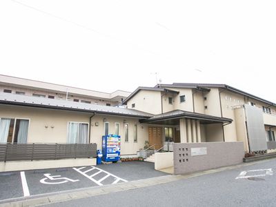 落ち着いた色合いの建物エントランス