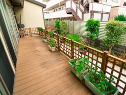 広々とした明るいテラス