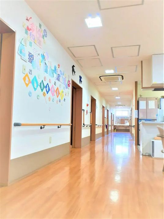 明るく清潔な廊下