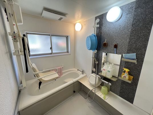 手すり付きの清潔な浴室