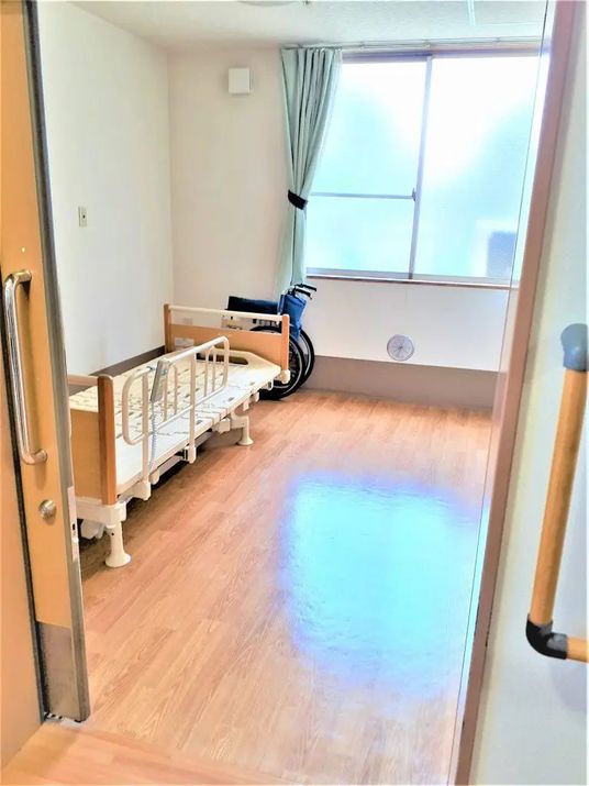 居室のベッドと車椅子